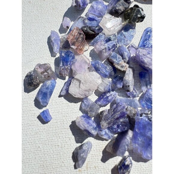 375 carats of Tanzanite Crystals in Jar - Picture 4 of 8